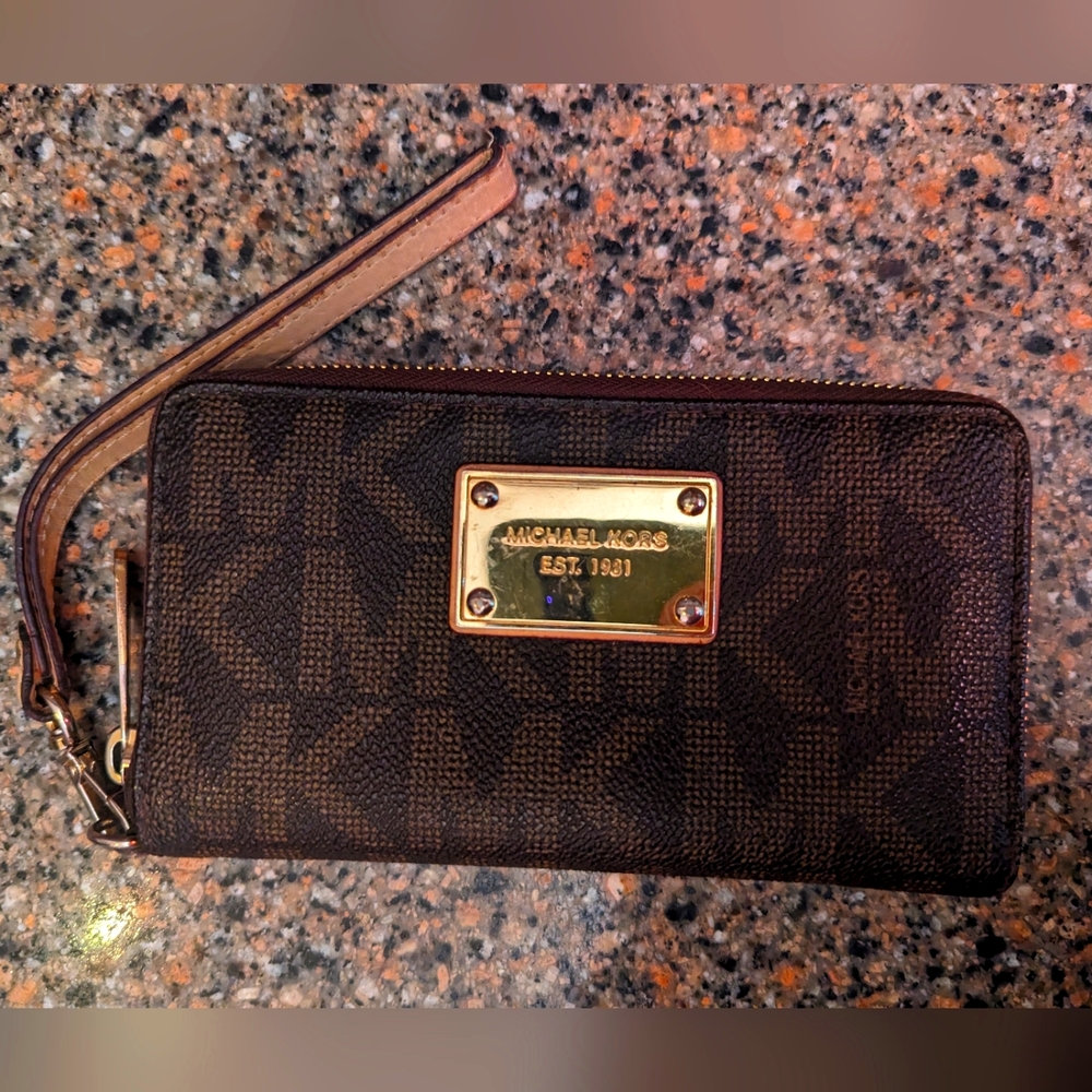 Michael Kors Jet Set Wristlet